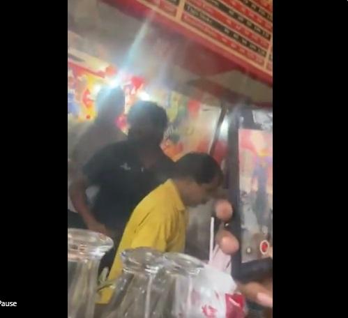 居民砸店,有人舉機拍攝。(互聯網)