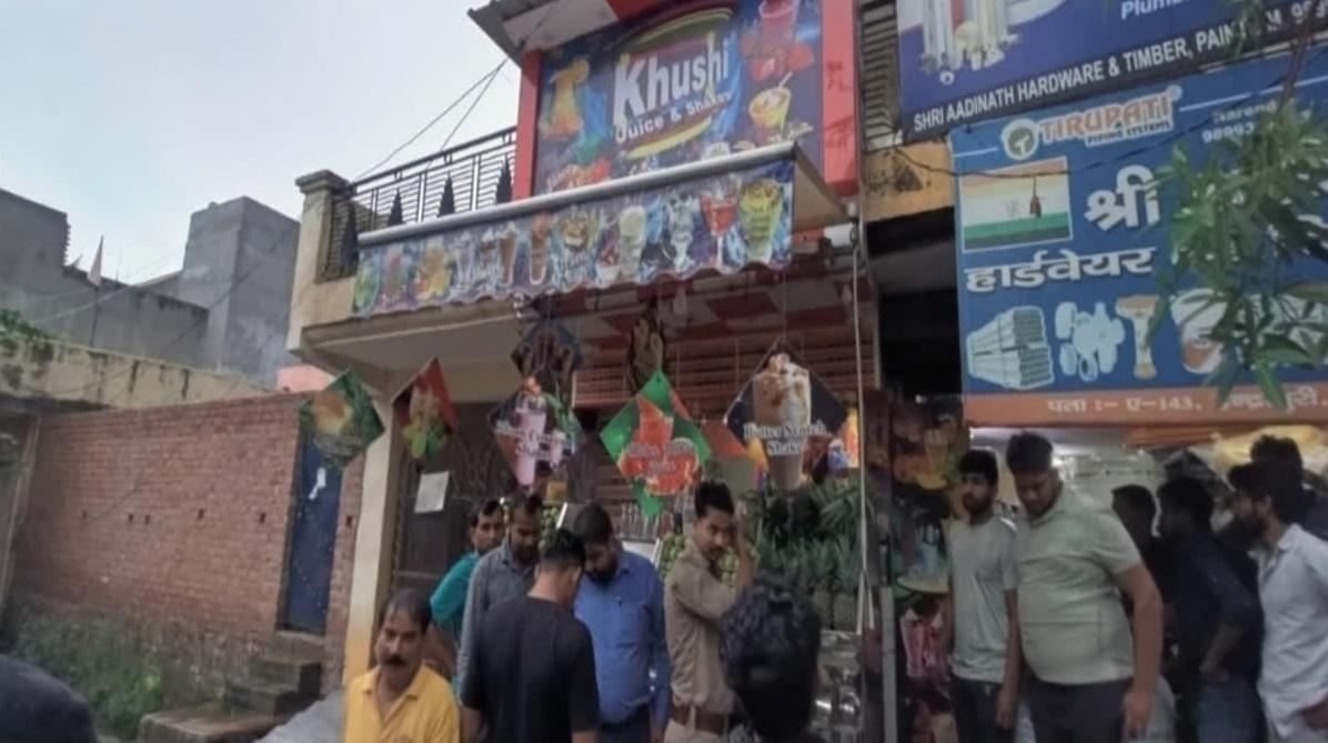 警員到果汁店調查,居民仍未散去。(互聯網)