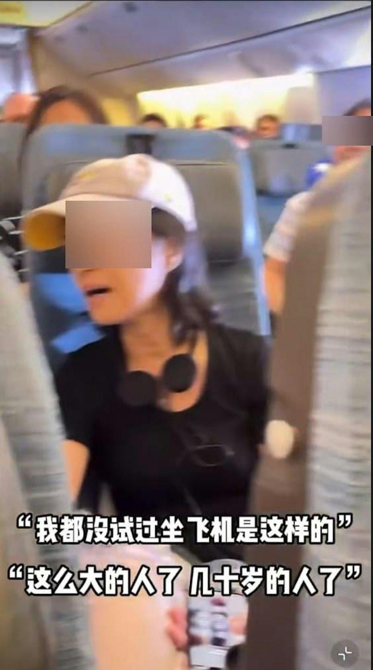 周圍乘客出聲制止該對夫婦的行為。(網片截圖)