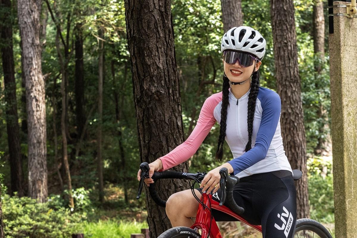 「海莉子Hayley」熱愛踩單車。(微博圖片)