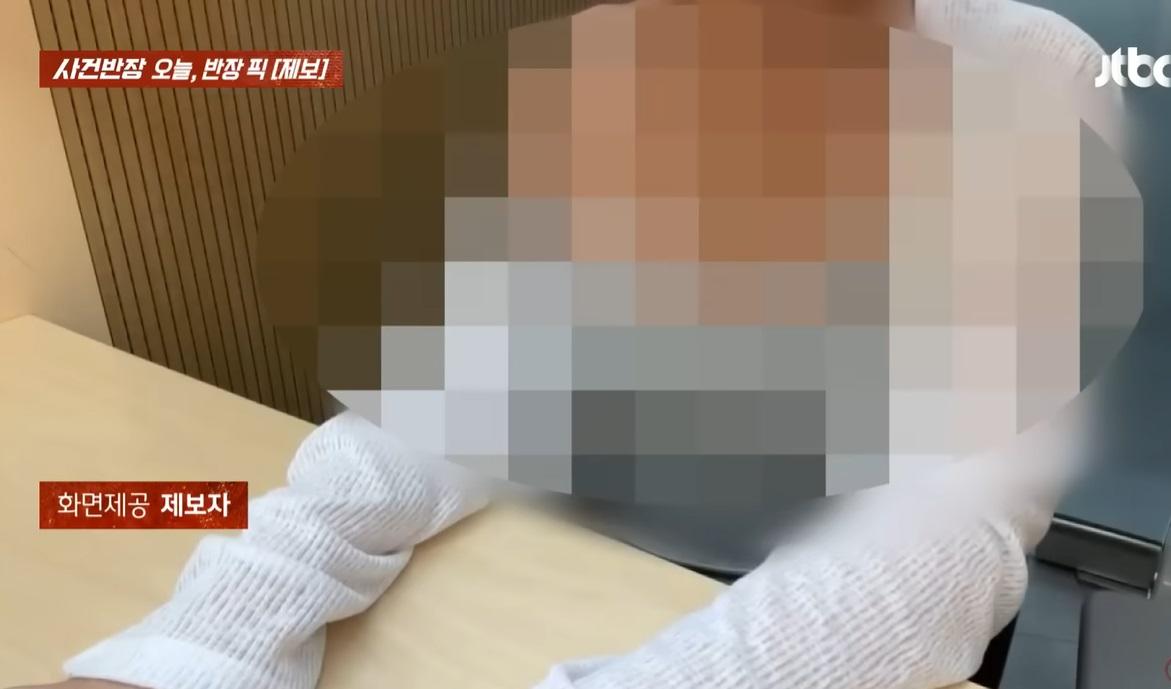 女子一邊要求觀眾課金,一邊脫衣。(互聯網)