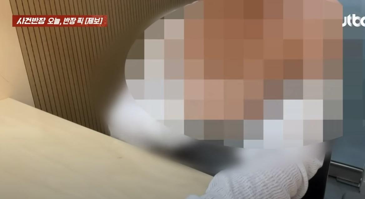 女子對著鏡頭脫衣。(互聯網)