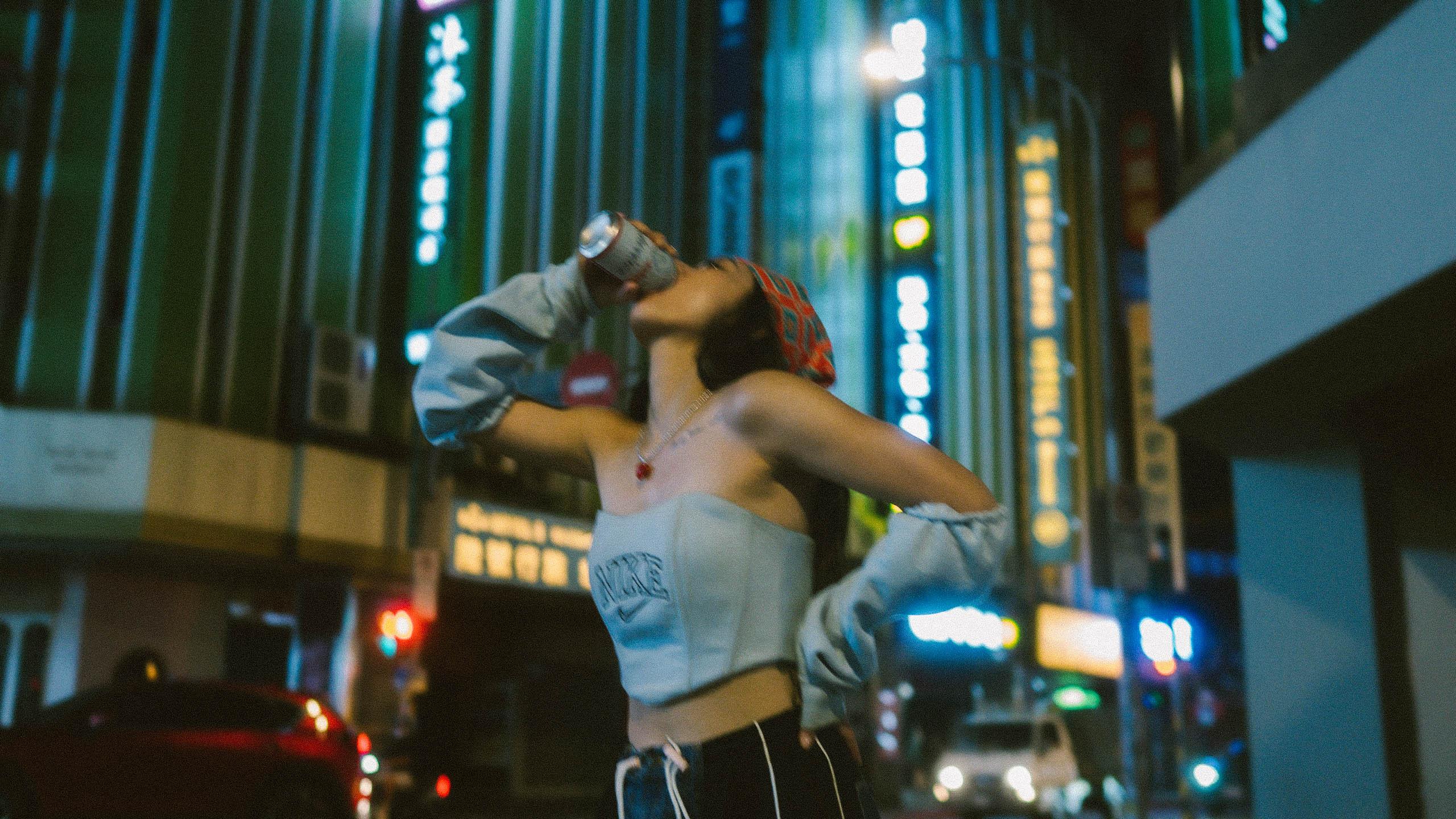 新歌在台灣找當地團隊拍攝,最令Kay難忘的是拍攝前扭傷腳,令到本來有跳舞部份的拍攝,逼於無奈地取消。