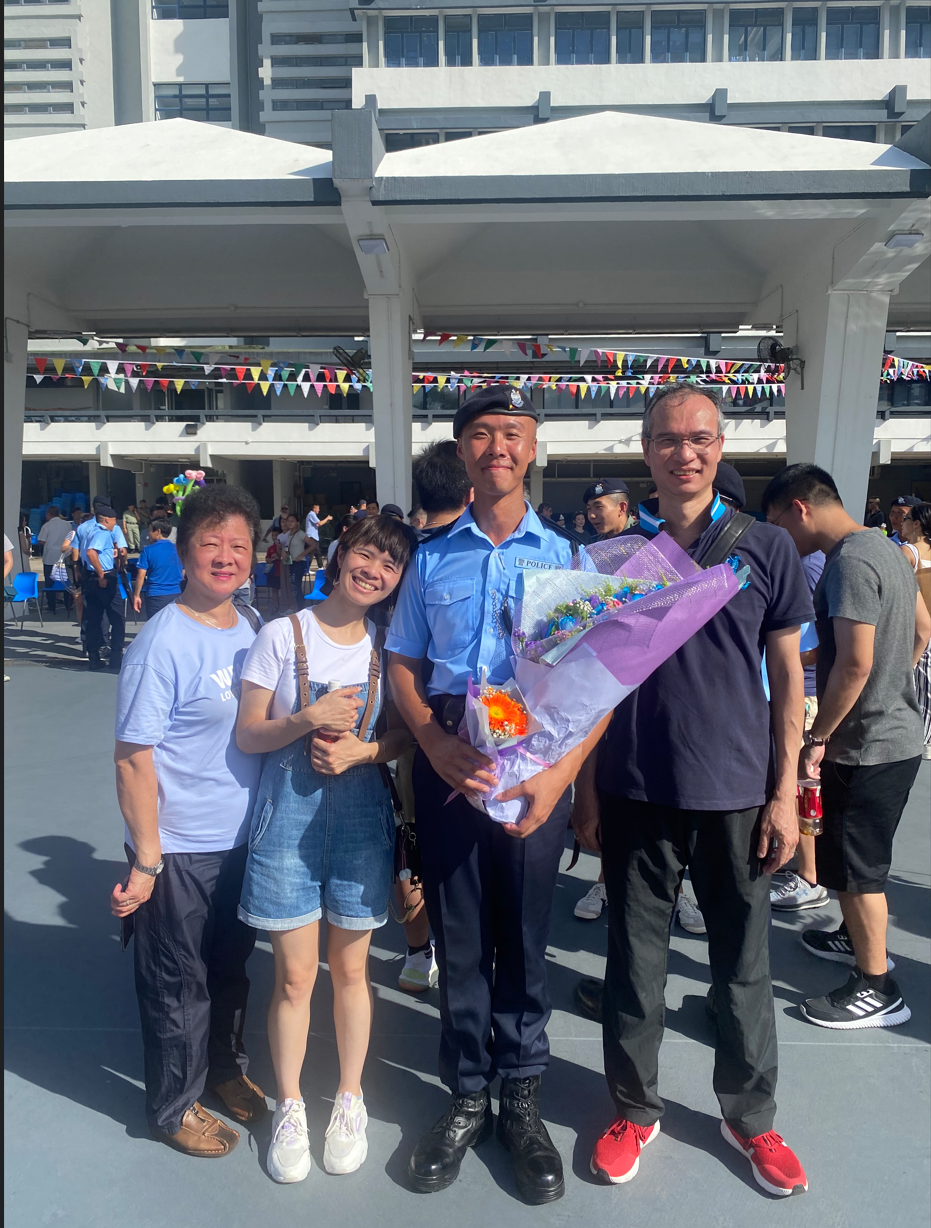 林欣霆2020年於機動部隊結業會操上與家人留影。(受訪者提供)