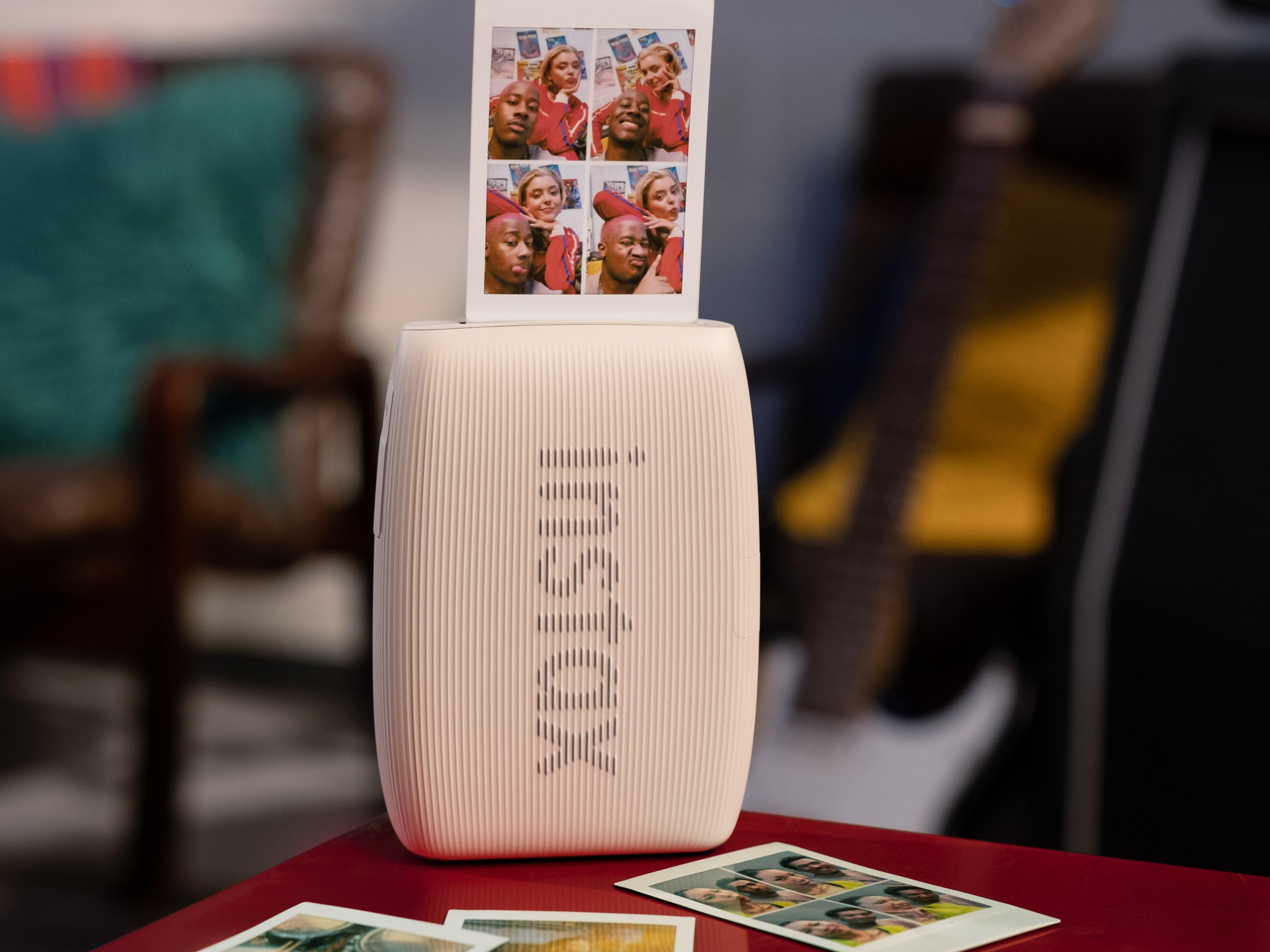 使用「instax AiR Studio」將照片時添加立體AR特效。