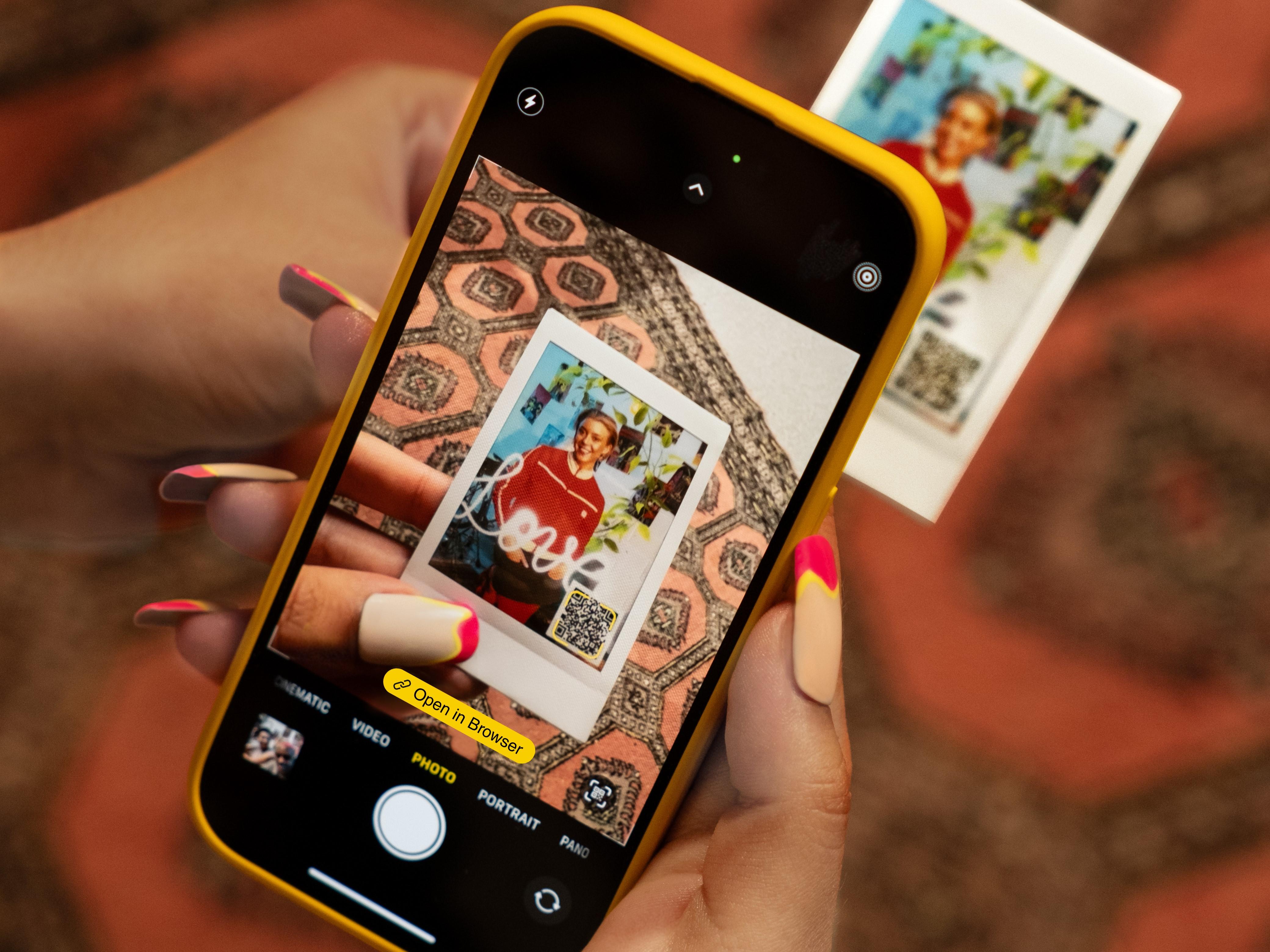 「Click to Collage」功能則賦予用家如同貼紙相機般的體驗。