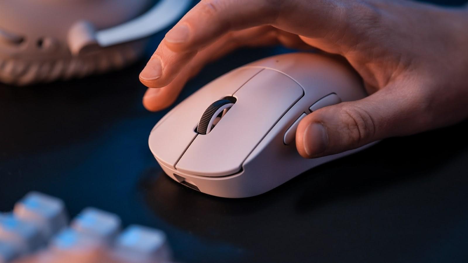 Logitech G PRO X SUPERLIGHT 2 DEX無線電競滑鼠僅重60克,配備HERO 2感應器及LIGHTFORCE光學混合微動技術。