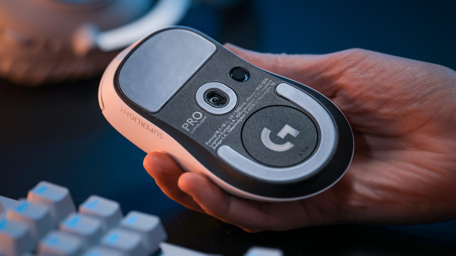 PRO X SUPERLIGHT 2 DEX提供高達44000 DPI精準度。