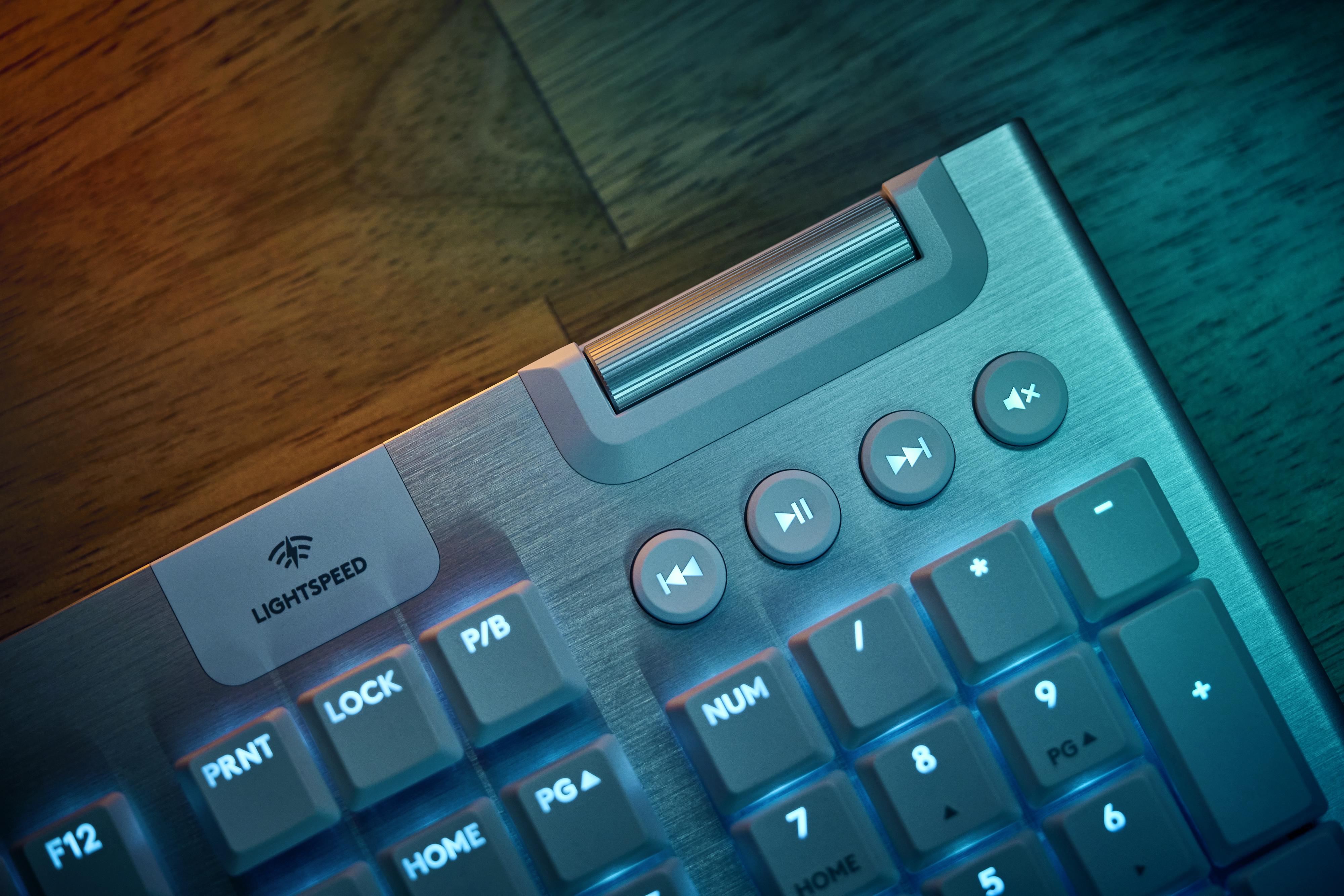 Logitech G915 X LIGHTSPEED系列支援LIGHTSPEED無線連接、藍牙連接及Type-C有線連接。