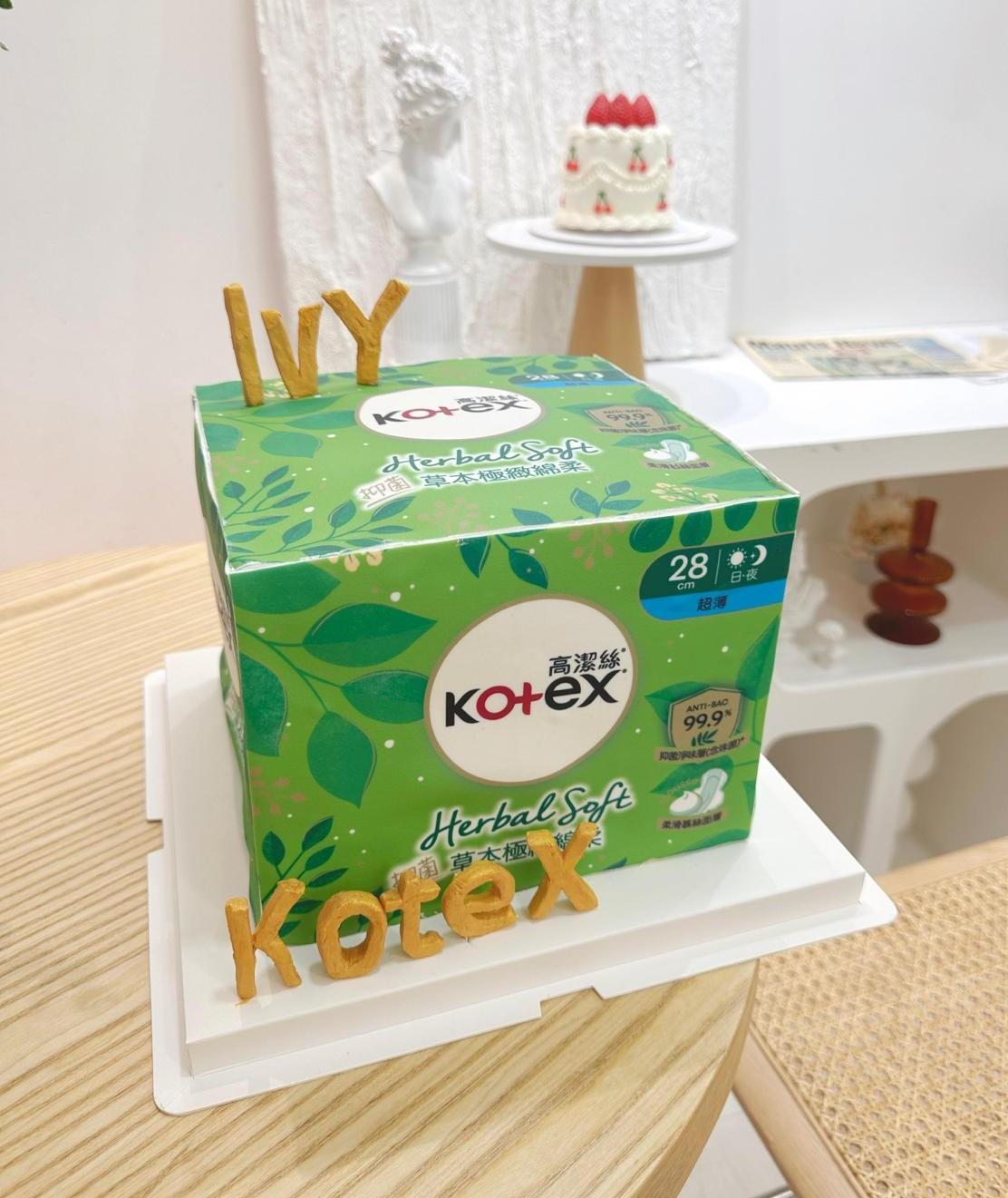 vy@COLLAR的粉絲曾經找店方,特別設計這款Ivy任代言人的M巾包裝蛋糕送給Ivy。