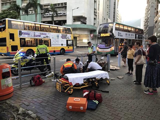 老婦被撞後倒臥在行人路上,神情相當痛苦。(柴灣人柴灣事fb圖)
