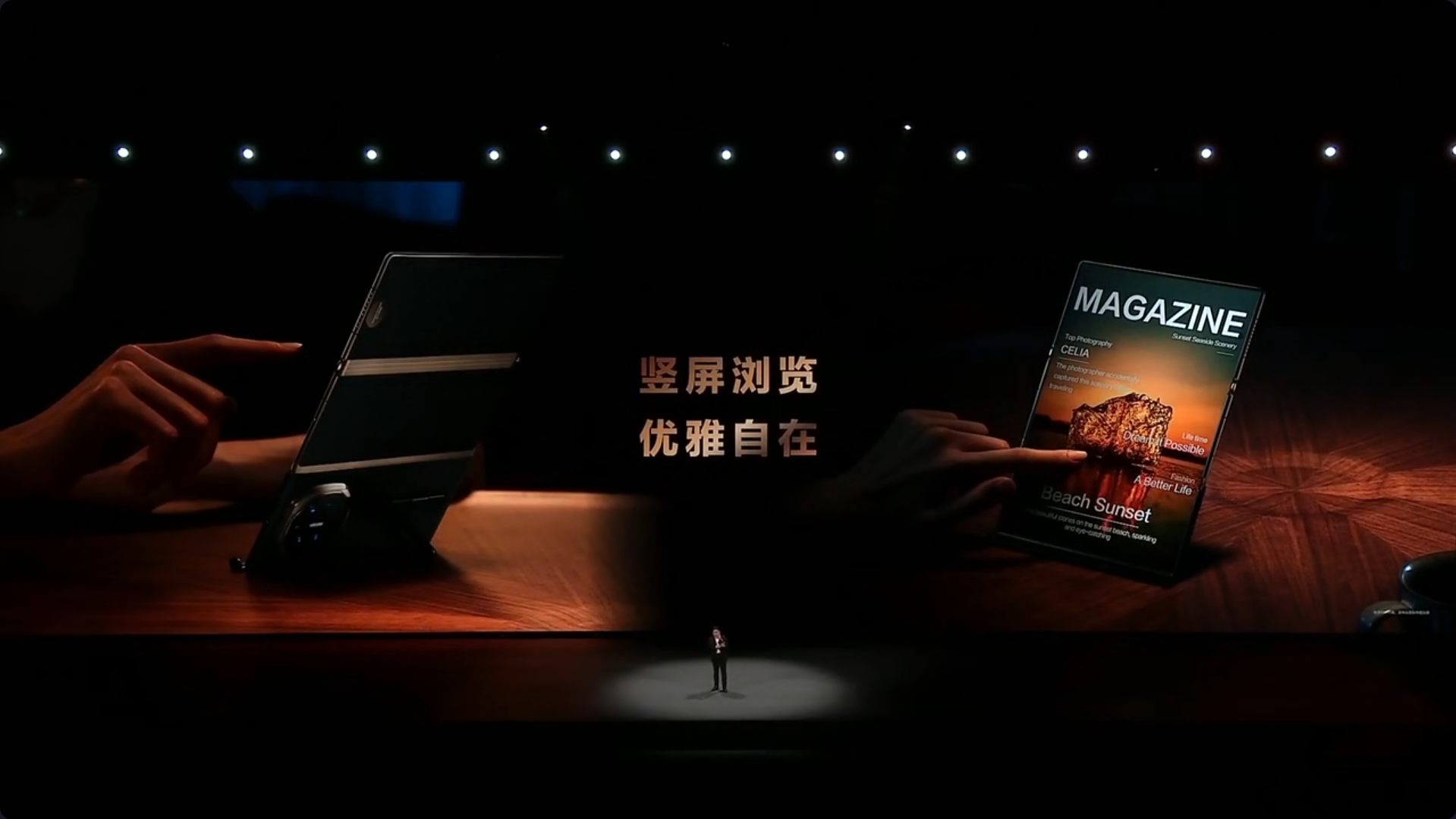 華為三摺手機HUAWEI Mate XT的270度專用支架可將手機直向使用。