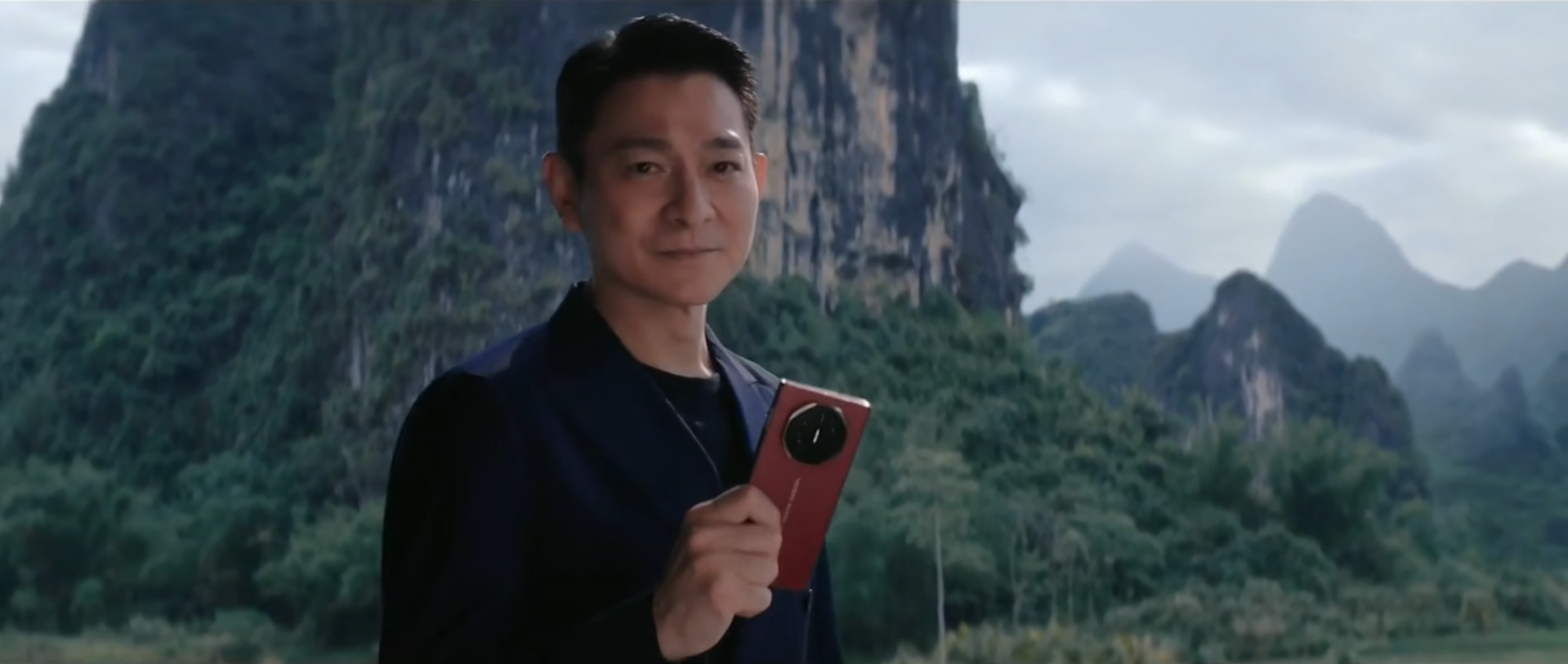 請來劉德華任品牌大使,宣傳HUAWEI Mate XT。