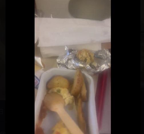 女子在機艙內拍片,可見飛機餐奄列吃了一大半。(互聯網)