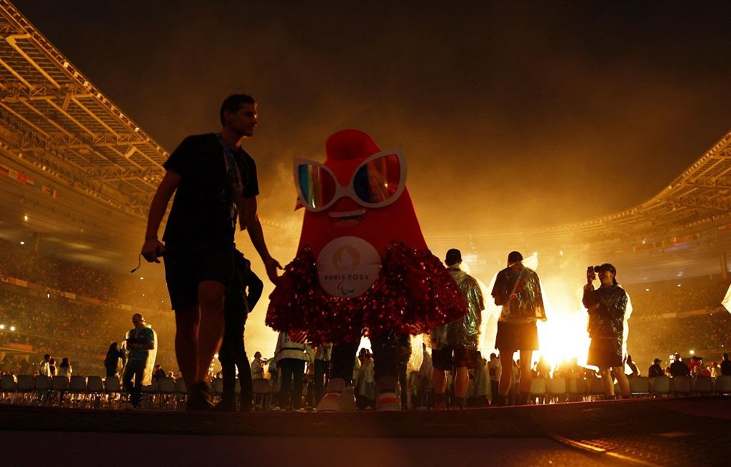 巴黎殘奧|聖火熄滅後,電子音樂表演開始,閉幕禮進入派對時刻。(路透社)