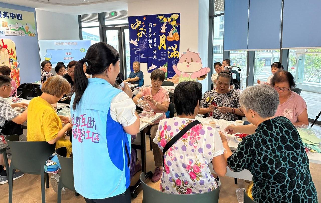 有選擇在深合區退休的人士透過參與節日活動,拓展社交和適應融入當地生活。(港台圖片)