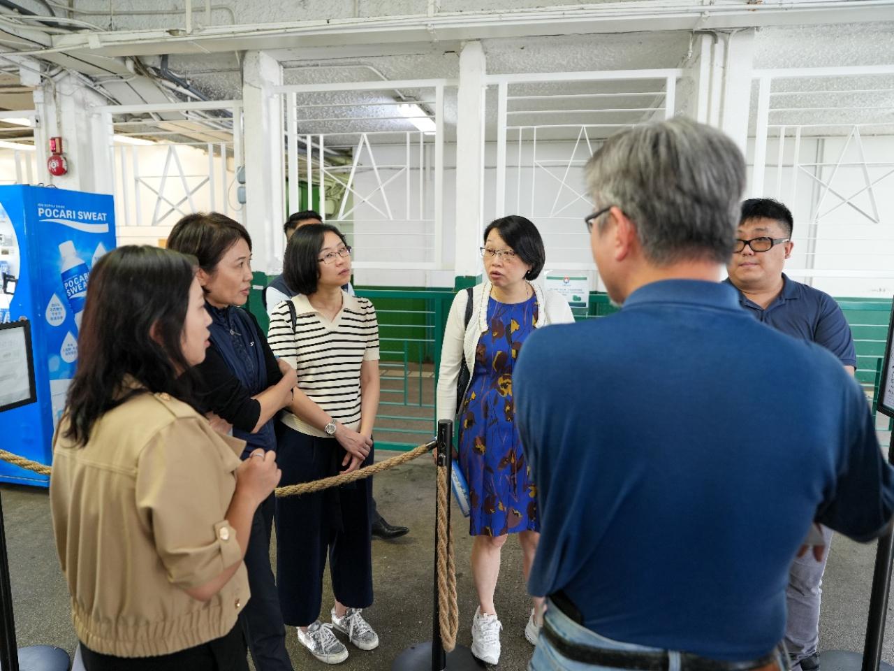 旅遊事務專員張馮泳萍女士聯同旅監局到訪尖沙咀天星碼頭及附近提供維港遊服務的碼頭,視察相關單位有關優化人流的管理安排。(旅監局提供)