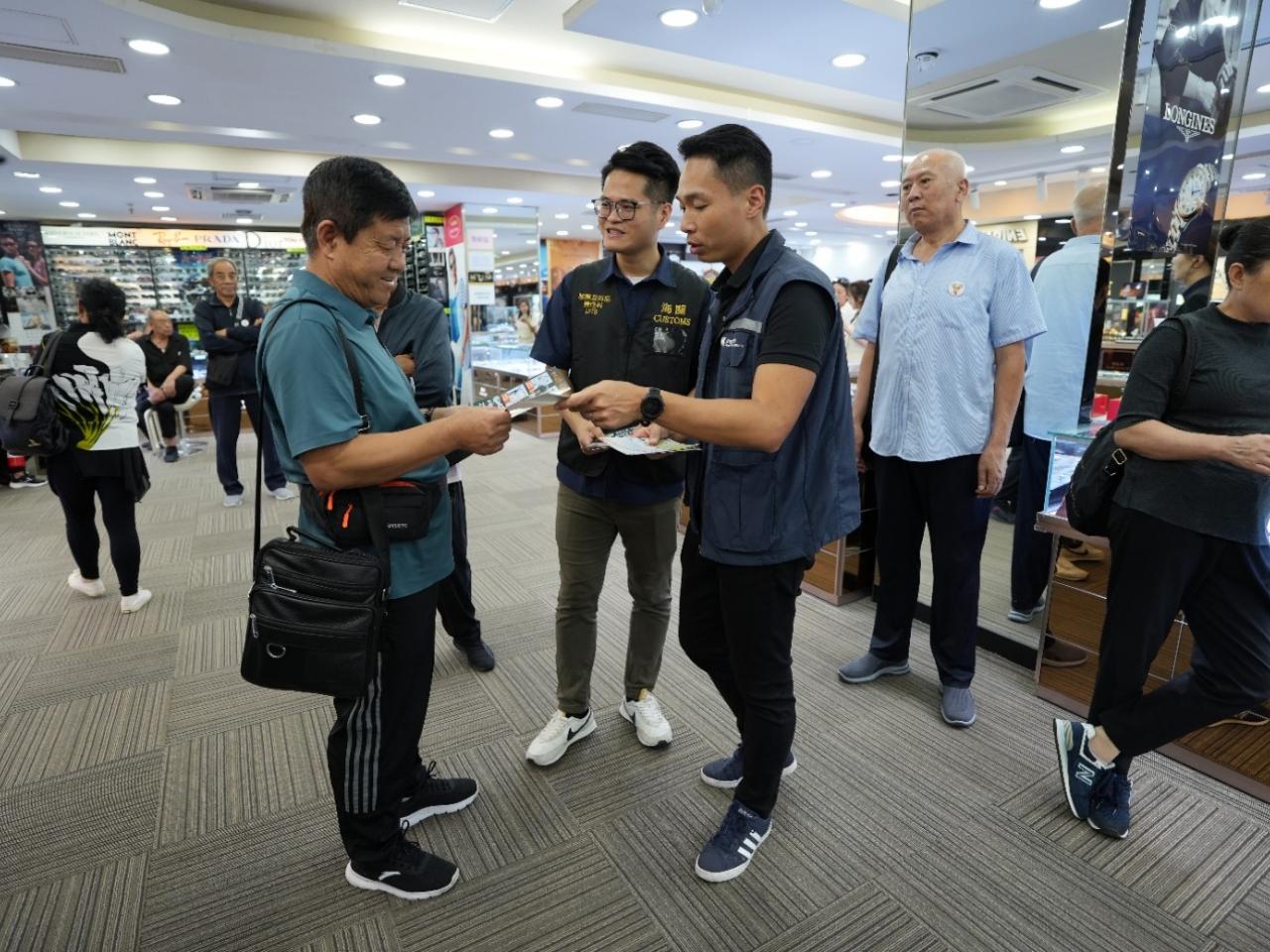 旅監局聯同香港海關到多個旅客購物熱點和入境旅行團註冊商店行政計劃下的註冊商店進行巡查,並提醒旅客訪港旅遊時的注意事項,加強保障入境旅行團旅客的權益。(旅監局提供)
