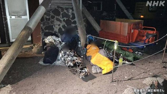 富士山登山客早前被拍到睡在登山小屋外。(互聯網)