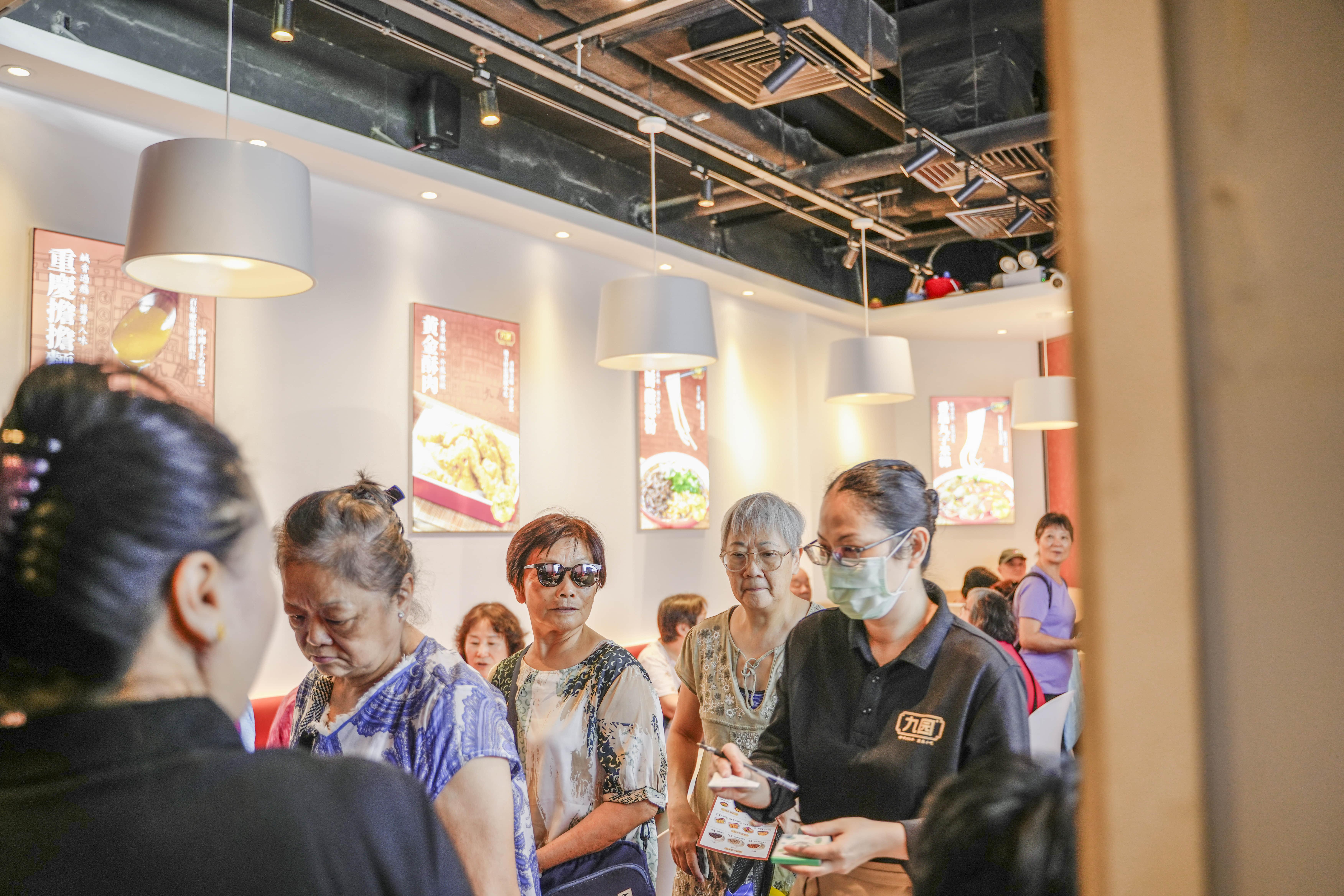 一班太太們率先來捧場。