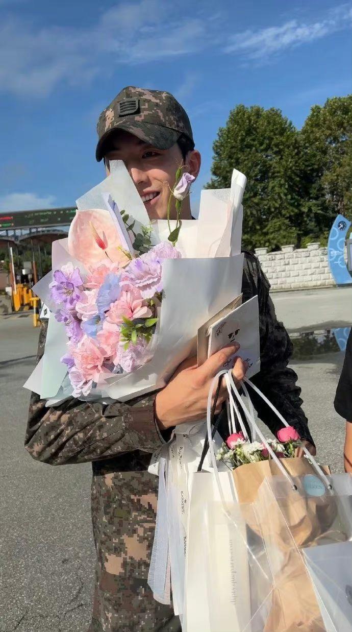 南柱赫狀態大勇,獲粉絲前往軍營歡迎。