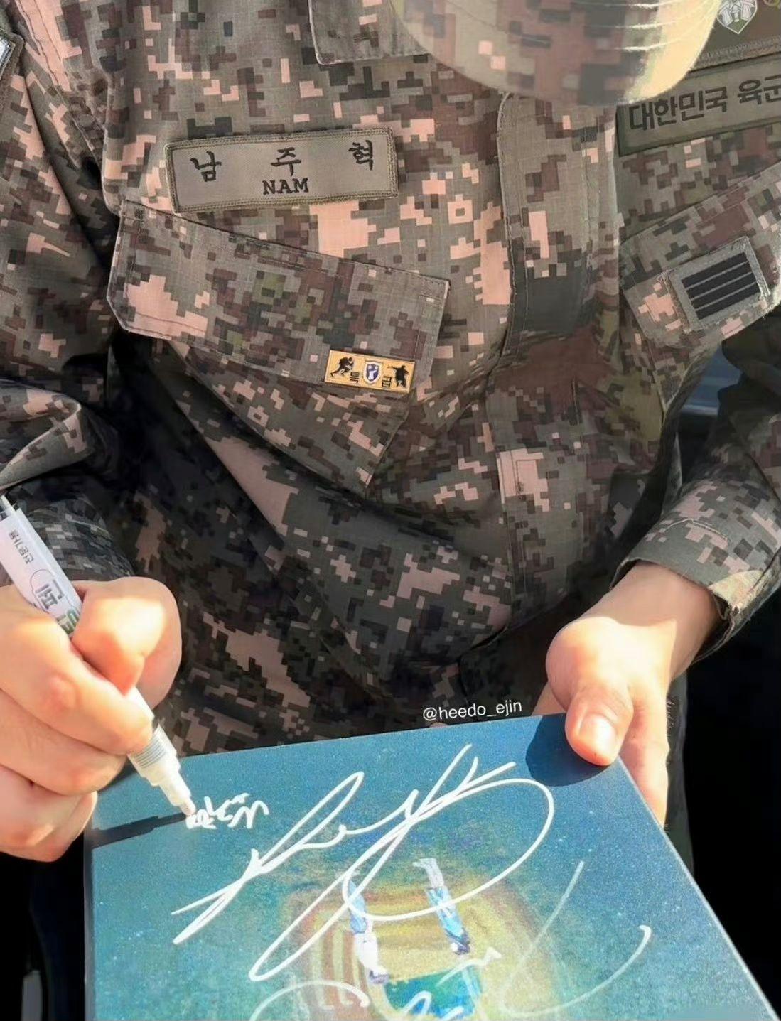 南柱赫接下fans的鮮花及禮物,還有送上簽名。