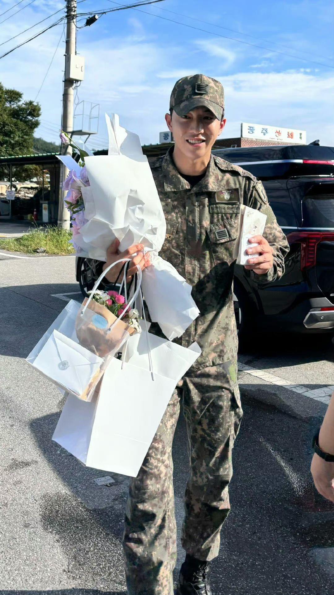 南柱赫昨日退伍,完成為期為期約18個月的兵役。