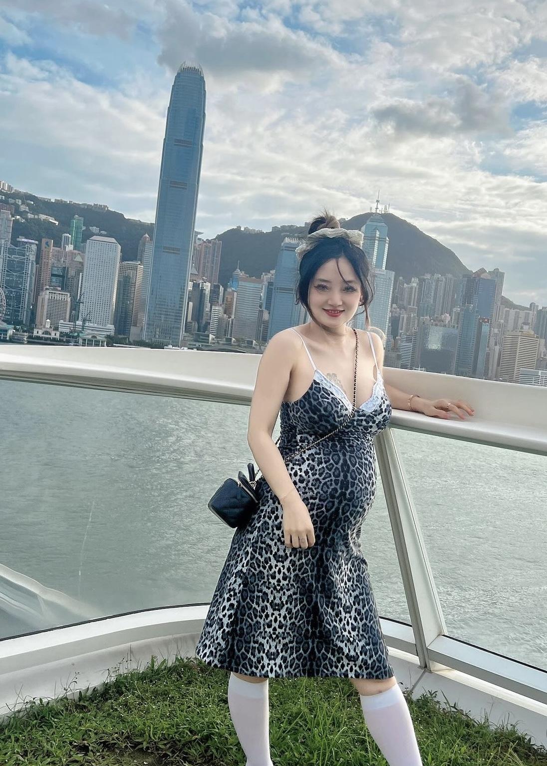 屯門娜娜穿性感孕婦裝四處打卡。