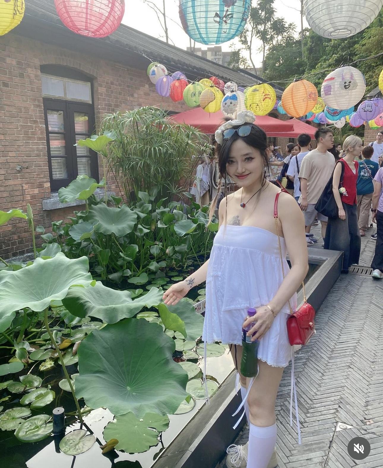 屯門娜娜毫不吝嗇穿上多套性感吊帶低胸連身裙示人。