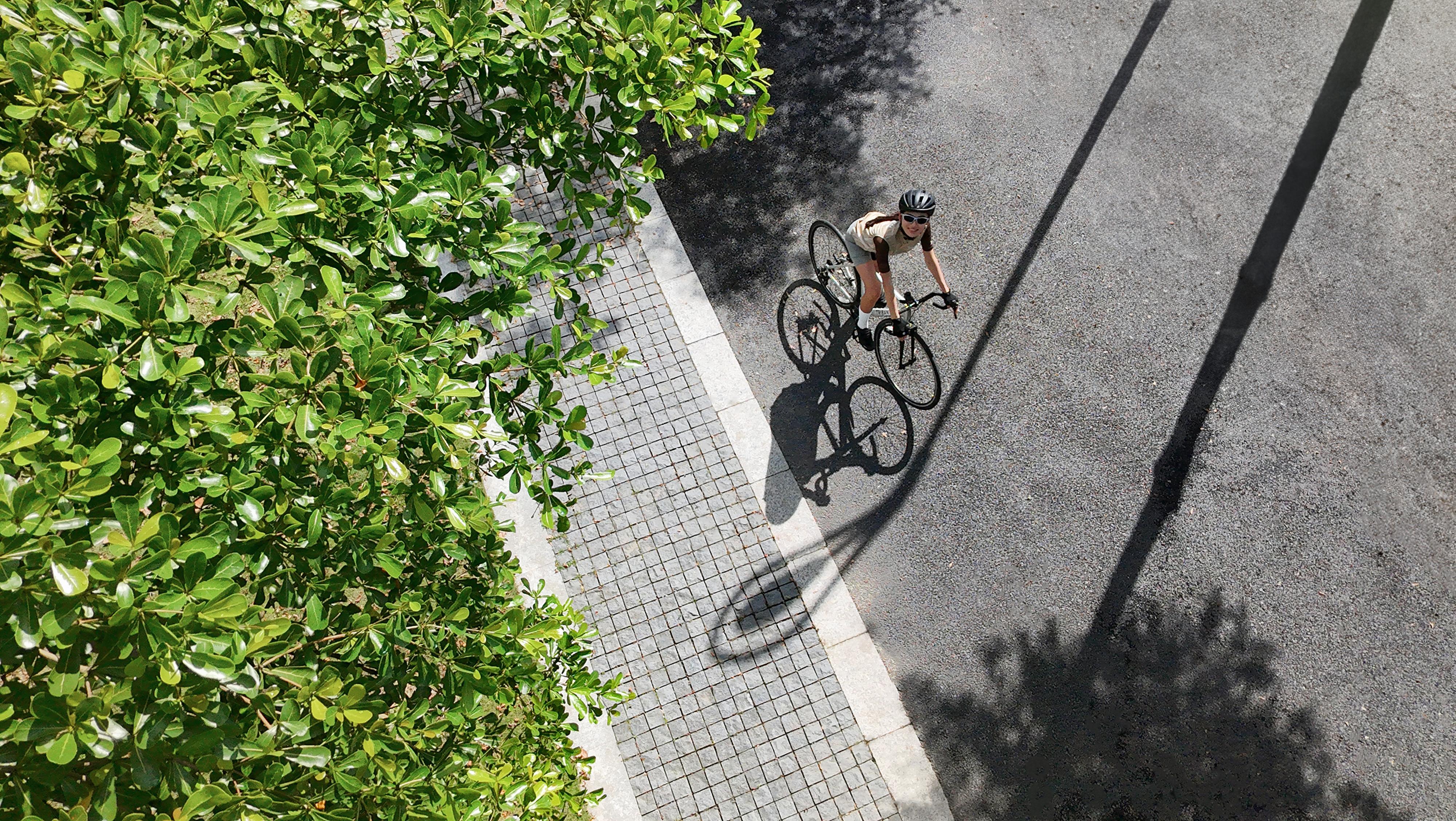 DJI Neo試相可以高空角度追蹤拍攝對象。