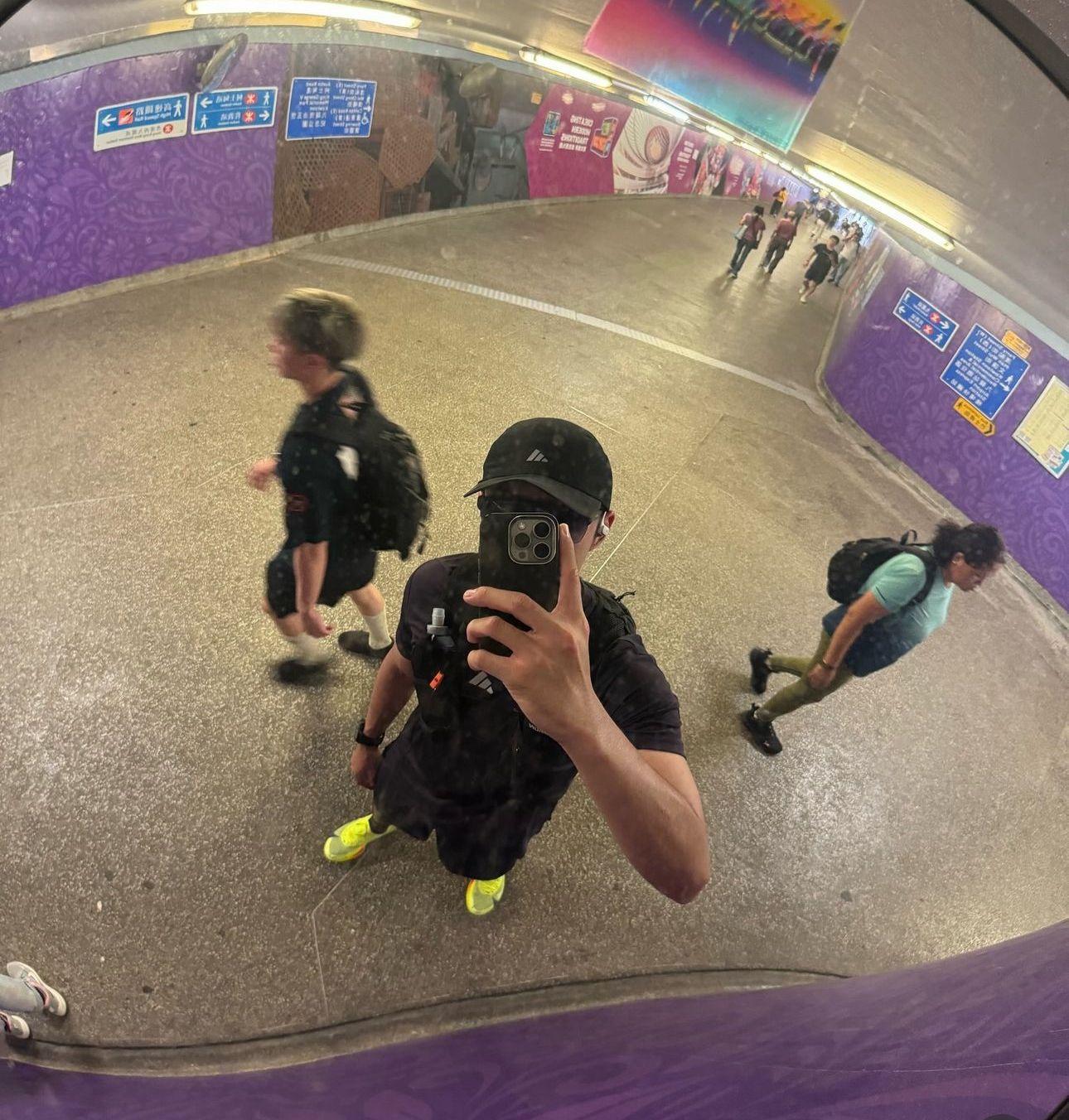 Nine在行人隧道內也不忘自拍。