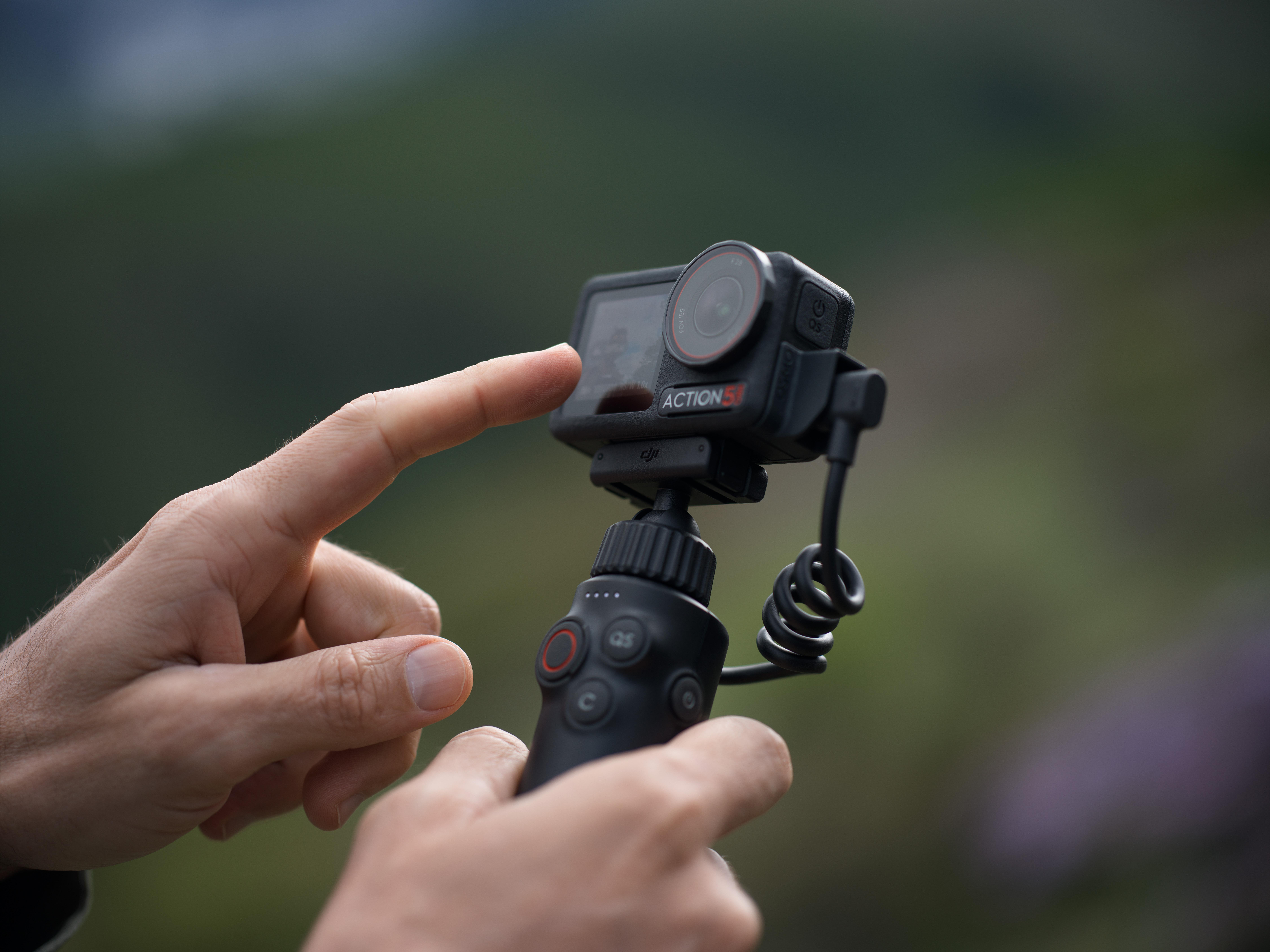 DJI Osmo Action 5 Pro前後備有OLED高亮度觸控螢幕。