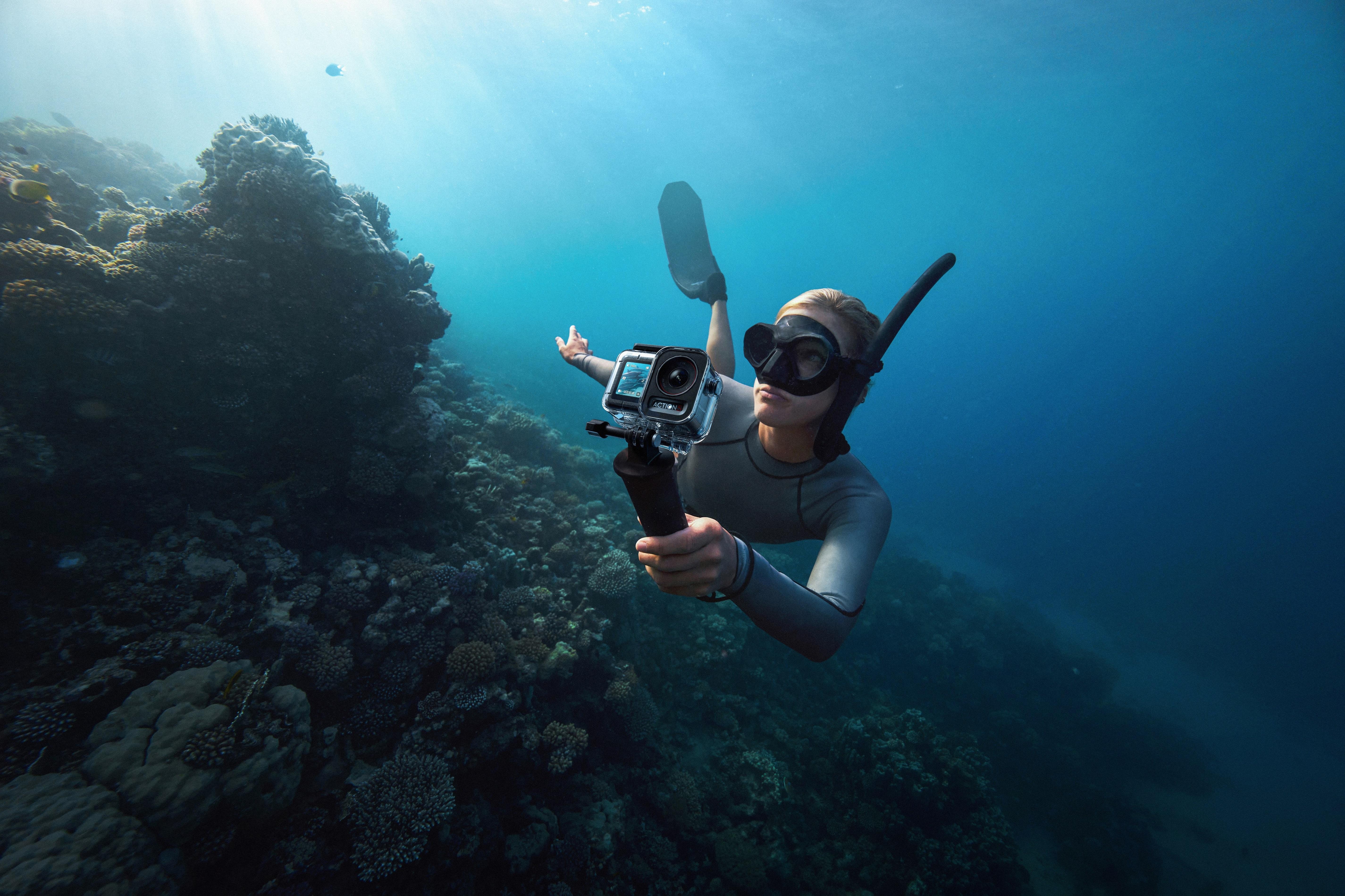 DJI Osmo Action 5 Pro裸機可達20公尺防水,亦可使用防水殼潛得更深。