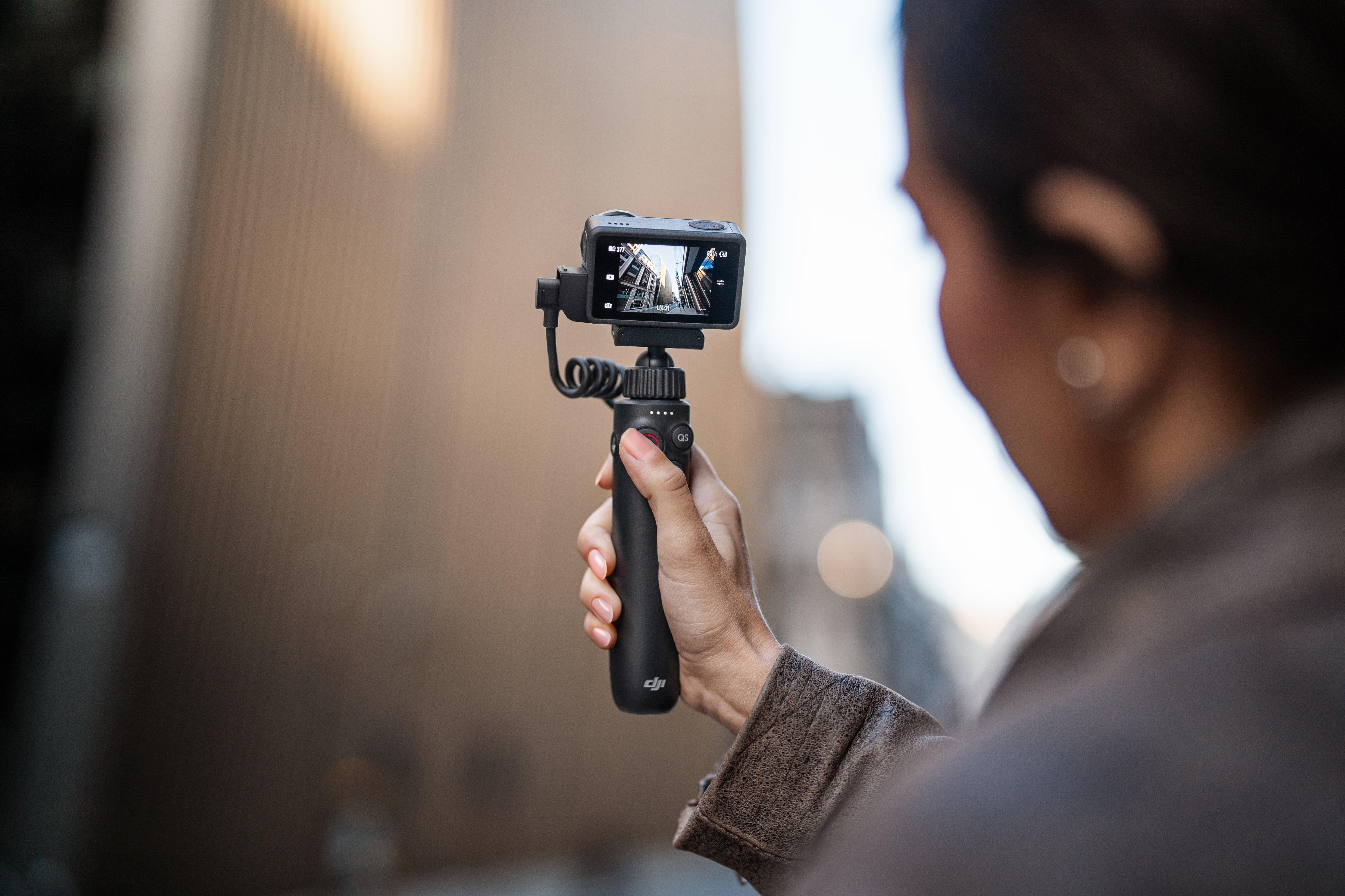 DJI Osmo Action 5 Pro多功能充電手把[可額外提供約7小時的續航,並能操控相機同時作腳架支撐。