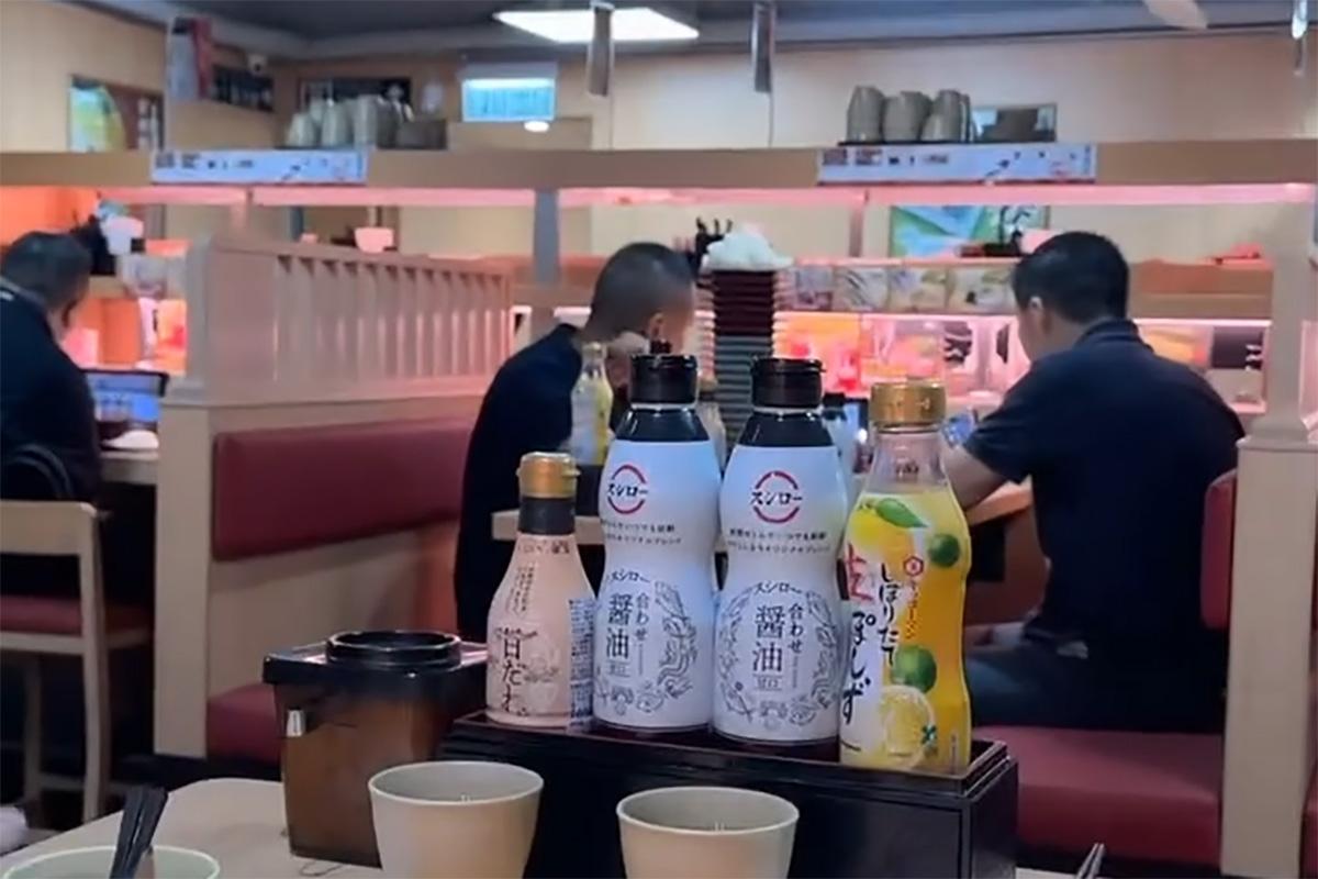 有壽司郎食客目擊鄰座「唔食飯」,並將之堆積在近30隻疊起的壽司碟上。(Threads圖片)