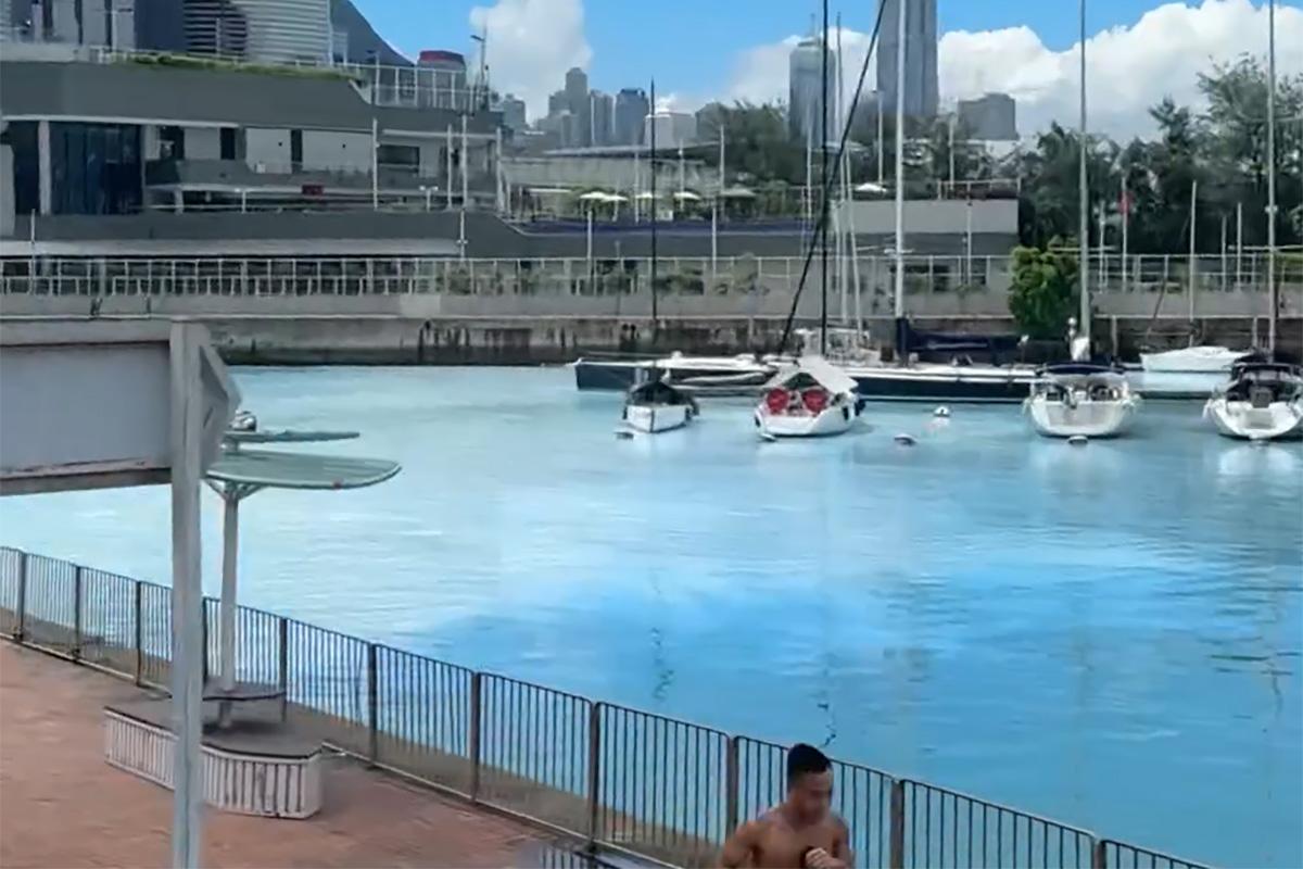 銅鑼灣避風塘海水下午呈現白色污水。(Threads用戶「1an.hl」圖片)