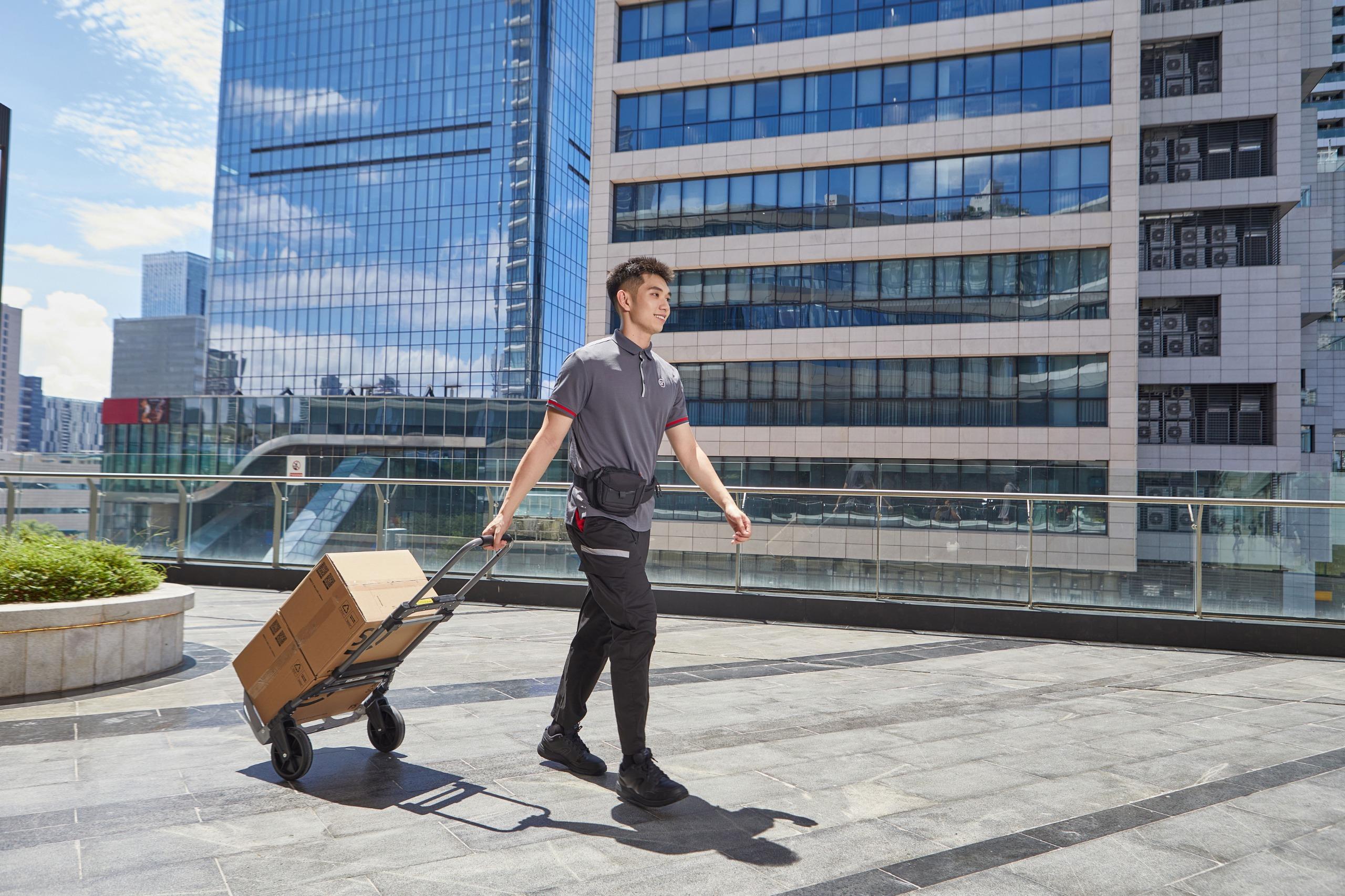 順豐集運提供全港設有的1500+個自取點,以及和24小時自助櫃自取,方便市民靈活選擇不同的收件方式。(順豐提供)