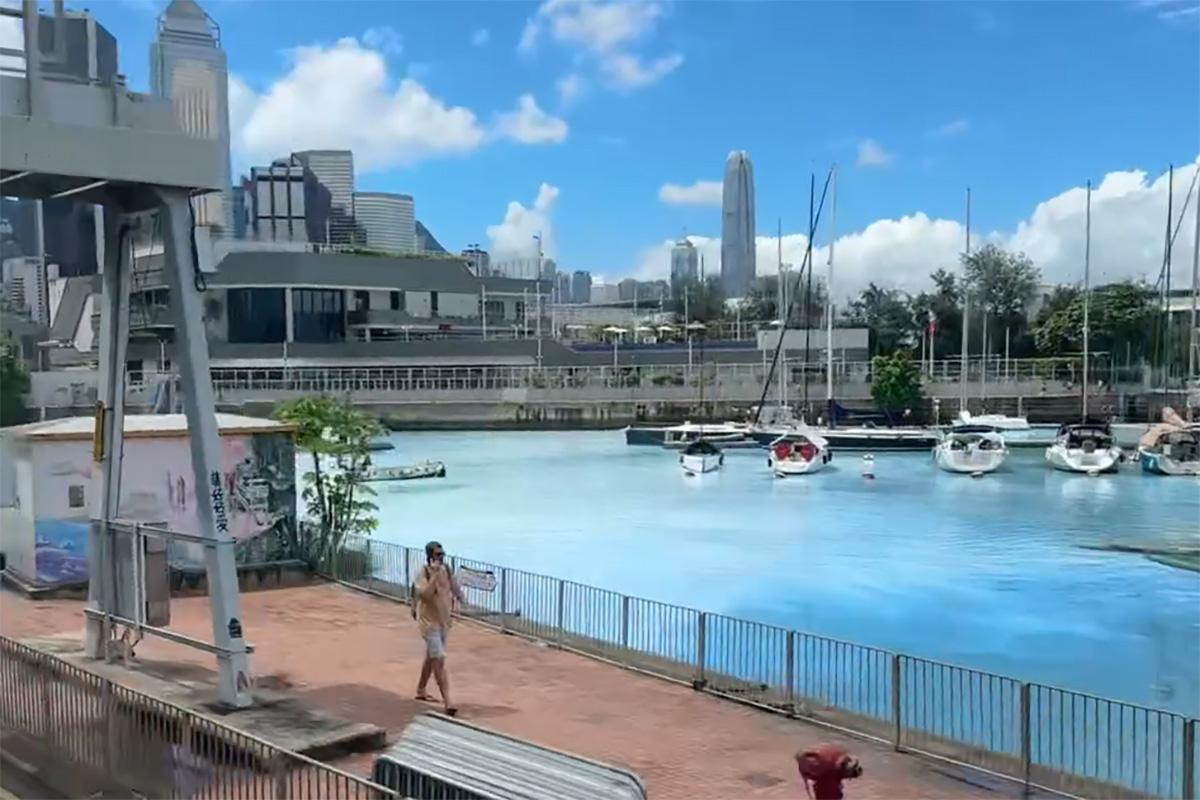 銅鑼灣避風塘海水下午呈現白色污水。(Threads用戶「1an.hl」圖片)