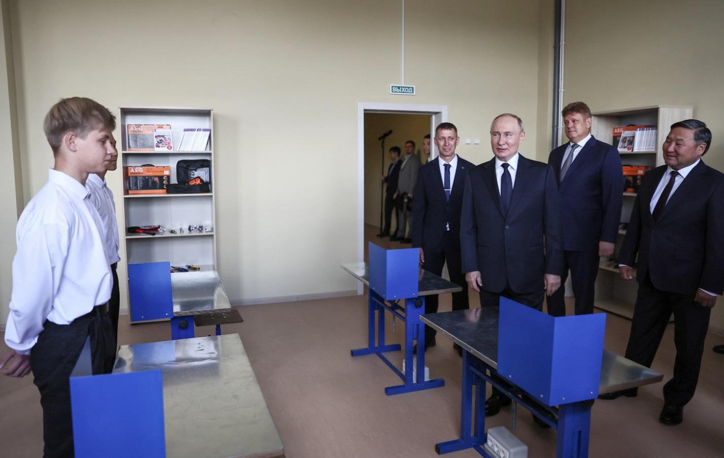 普京周一探訪俄羅斯聯邦圖瓦共和國一間中學,跟學生互動。(路透社)
