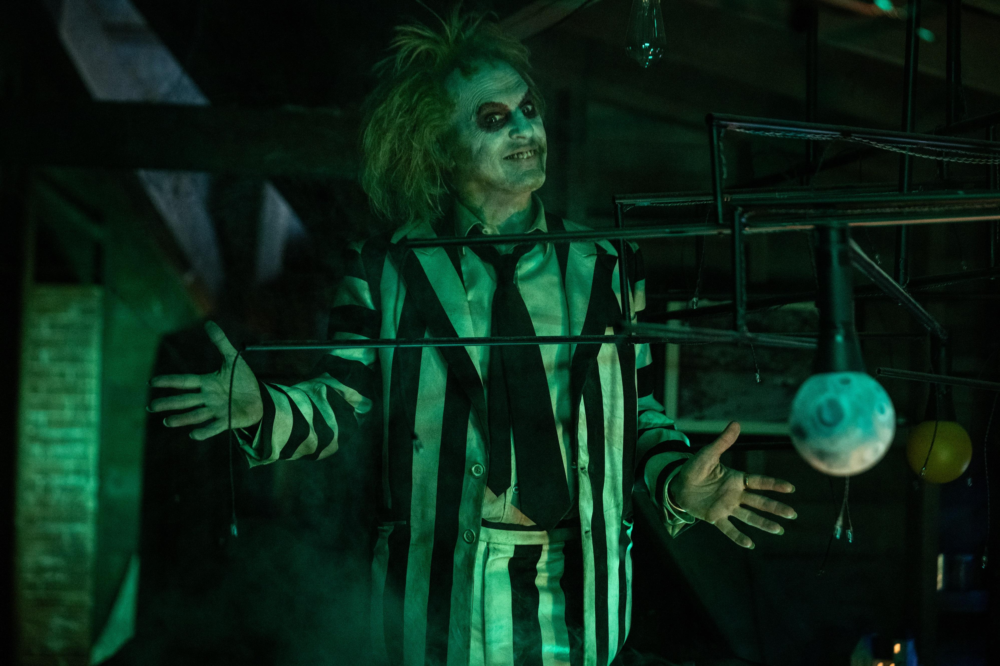 米高基頓在《嘩鬼家族 BEETLEJUICE》再演經典角色Beetlejuice。