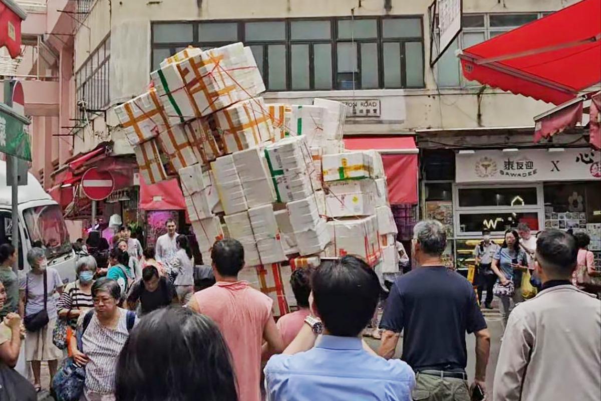 另一網民在灣仔鵝頸街市目擊高兩層的發泡膠箱倒下,現場途人嘩然。(Threads影片截圖)