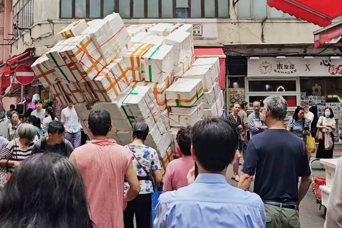 另一網民在灣仔鵝頸街市目擊高兩層的發泡膠箱倒下,現場途人嘩然。(Threads影片截圖)