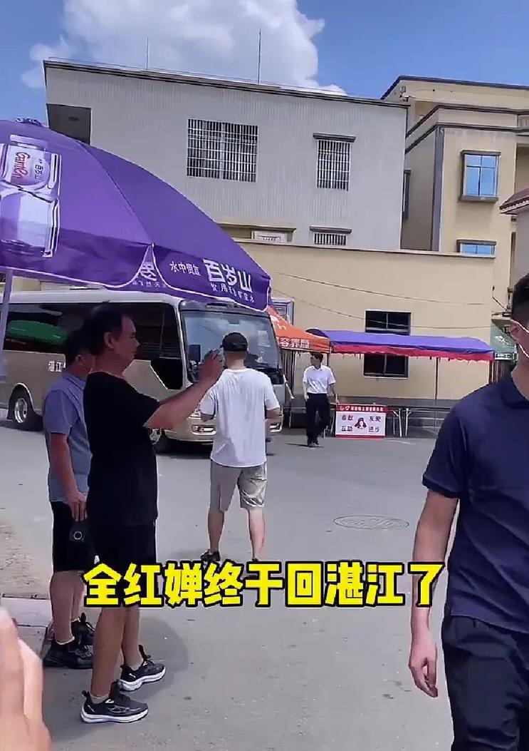 中型巴士駛到全紅嬋家門外。(互聯網)