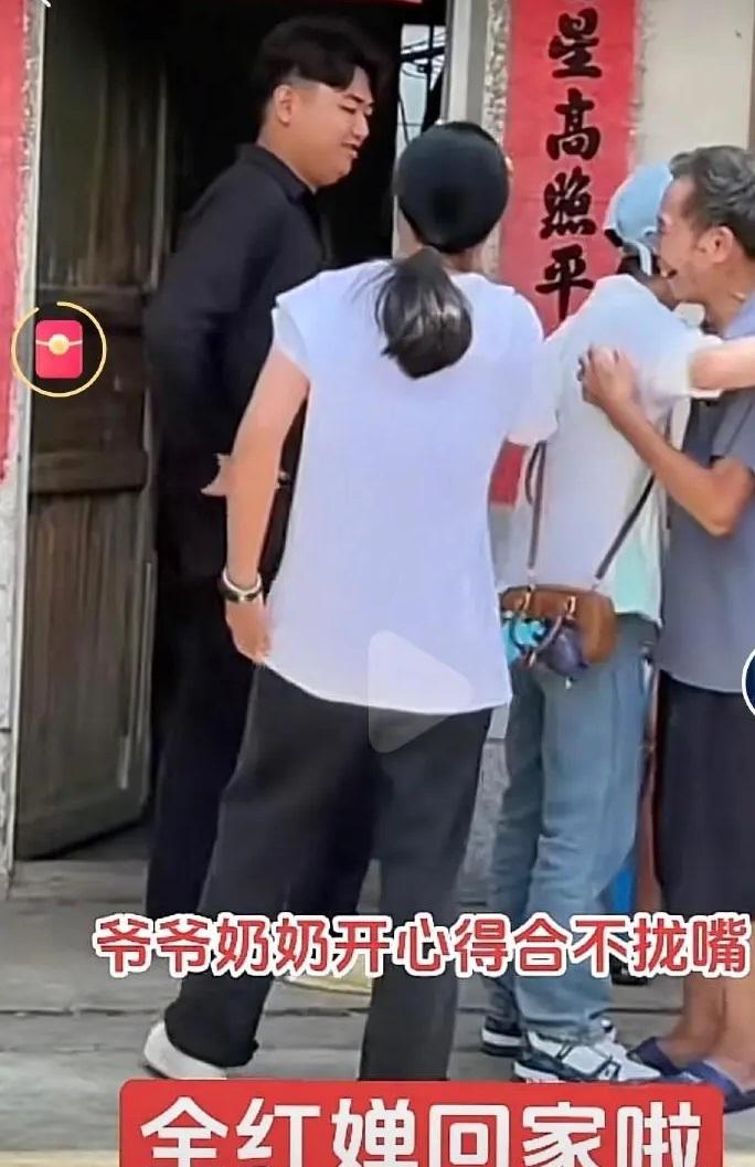 全紅嬋抱抱爺爺,兄姊在旁陪伴。(互聯網)