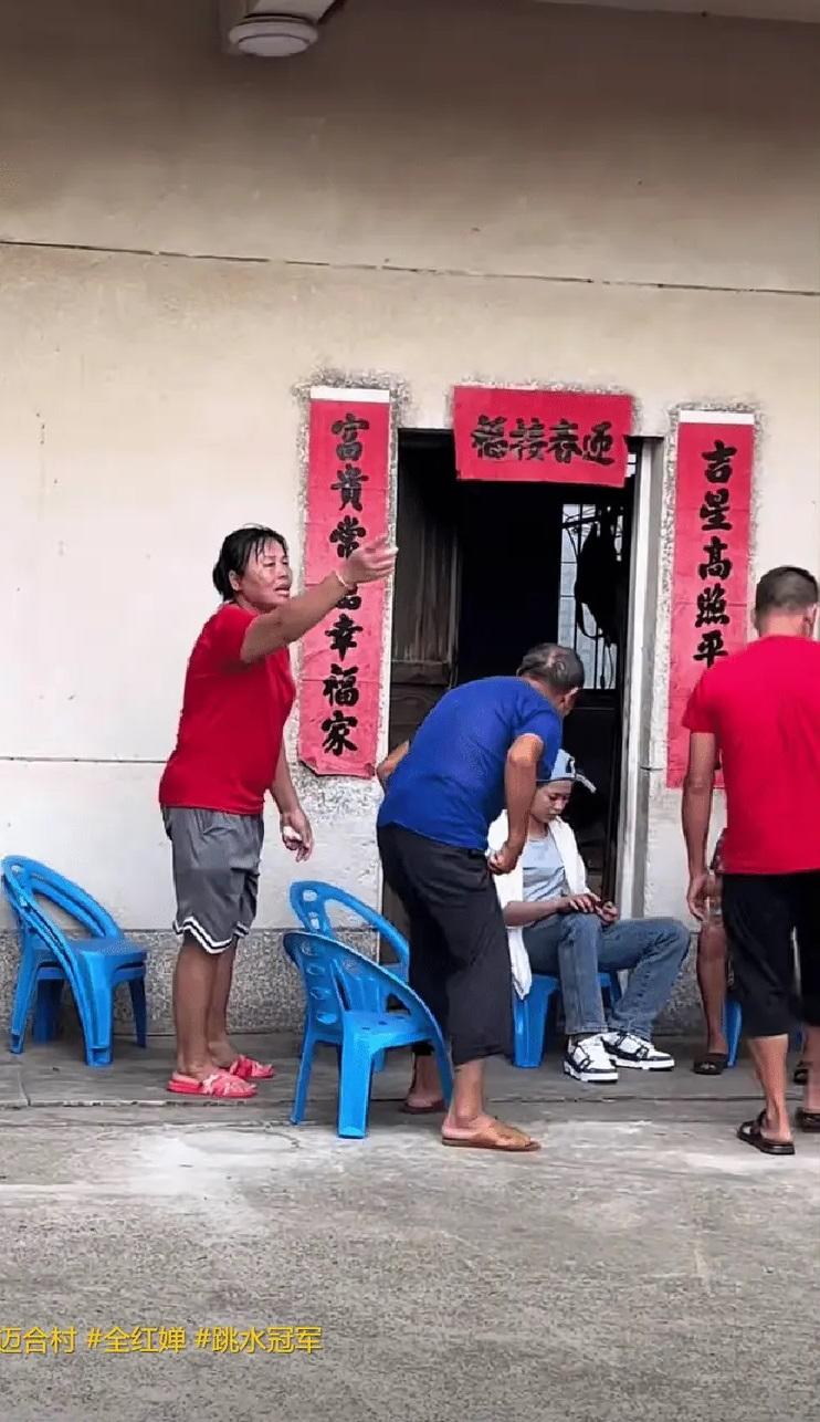 全紅嬋坐在家門口,媽媽忙個團團轉。(互聯網)