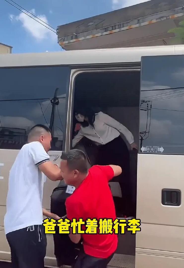 爸爸幫女兒搬行李。(互聯網)