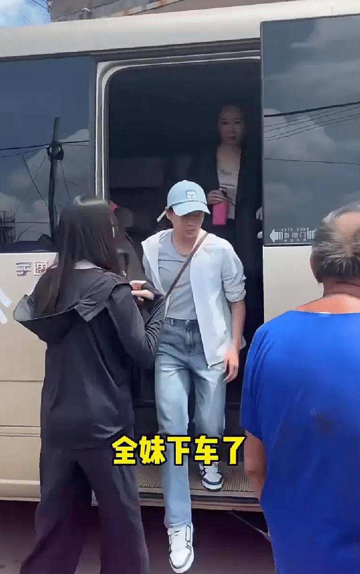 全紅嬋下車。(互聯網)