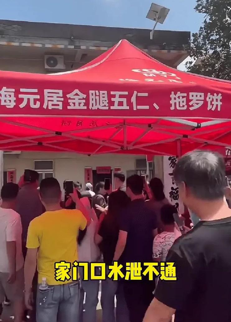 全紅嬋家門外被人群擠得水洩不通。(互聯網)