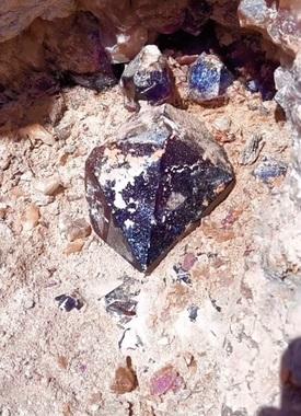 巨型紫水晶表面光滑,呈六角形,混然天成之美。(互聯網)