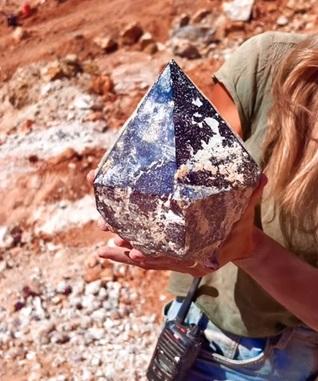 巨型紫水晶表面光滑,呈六角形,混然天成之美。(互聯網)